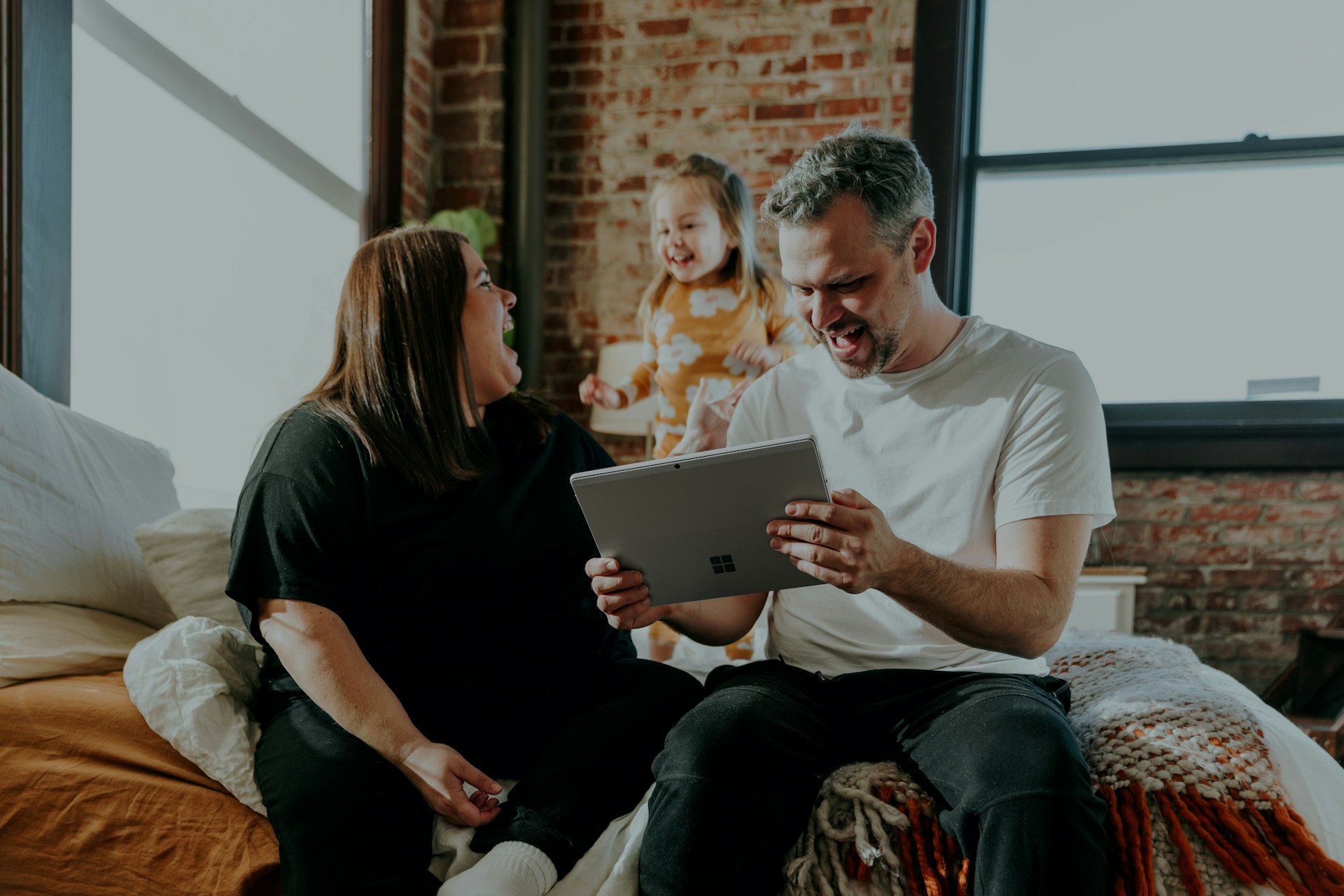 Famille heureuse utilisant emailight